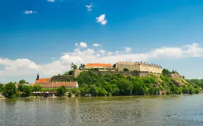 🚌 Vajdasági körutazás Tiszavirág Fesztivállal fűszerezve 🦋