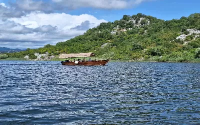 Brodski izlet na Skadarskom jezero